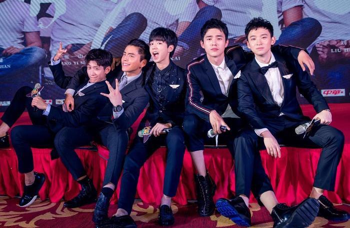 《高能少年团》外国友人带来不同的笑点，阚清子和董力在干嘛？