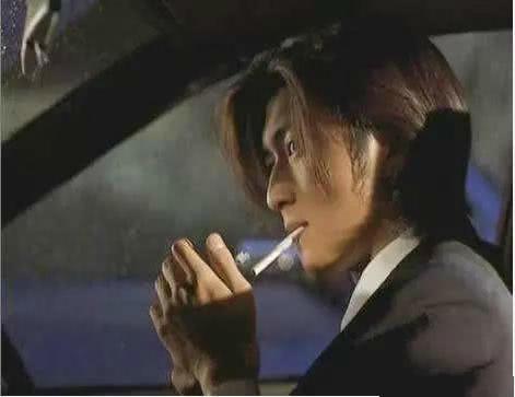 盘点娱乐圈最爱抽烟的7大明星,陆毅爱利群,张一山爱万宝路!