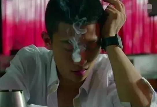 盘点娱乐圈最爱抽烟的7大明星,陆毅爱利群,张一山爱万宝路!