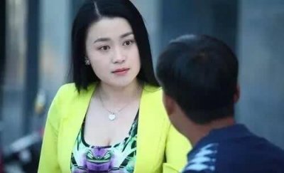 ​《乡村爱情》杨小燕素颜照，没想到她用身材欺骗了观众8年！