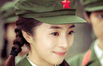 还记得《旋风少女》的戚百草吗?如今穿军装,粉丝:杨洋要沦陷了