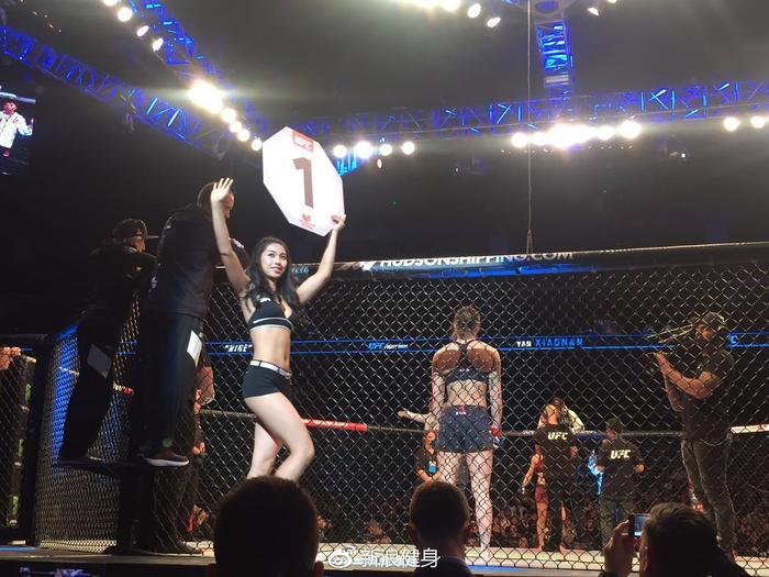 这个UFC中国举牌女郎有点不一样