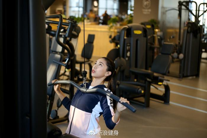 这个UFC中国举牌女郎有点不一样