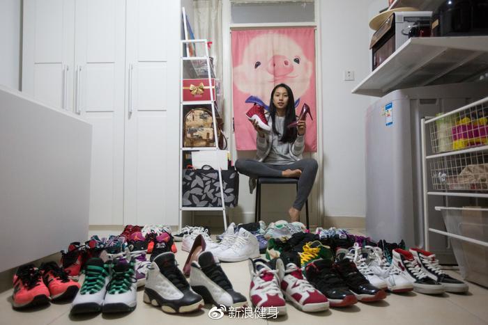 这个UFC中国举牌女郎有点不一样