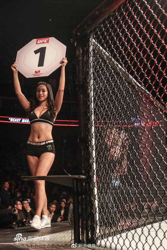 这个UFC中国举牌女郎有点不一样