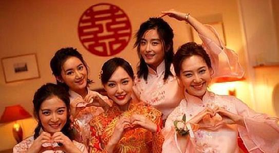 唐嫣罗晋婚后三天回门，小两口低调现身机场，两人手牵手特别甜蜜