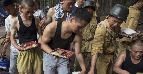 横店群演真实生活状态，看完你还能淡定吗？网友：这就是生活！