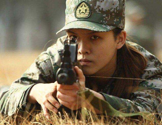 在学校走着就被选中当主角，25岁结婚，如今幸福美满