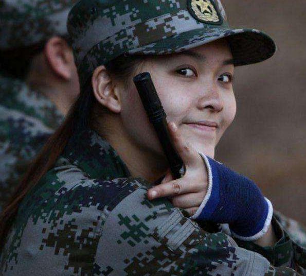 在学校走着就被选中当主角，25岁结婚，如今幸福美满