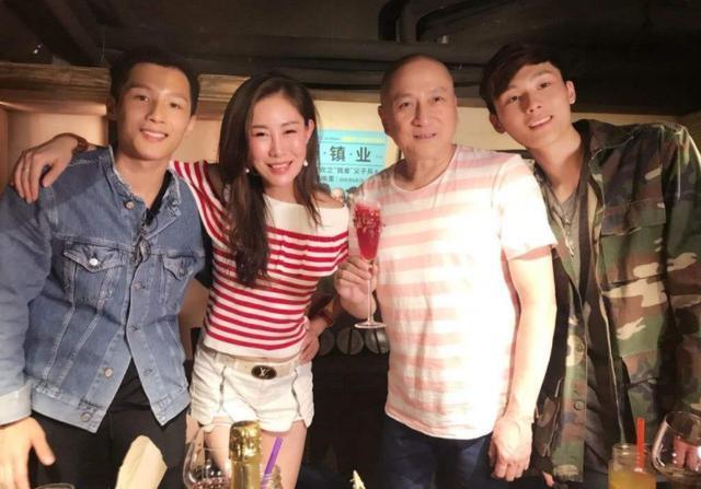 星二代子承父业，汤镇业双胞胎儿子进娱乐圈，网友：不如老爸帅气