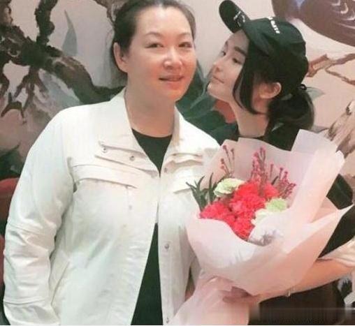 娱乐资讯：赵本山妻子罕见近照曝光，53岁马丽娟风韵犹存