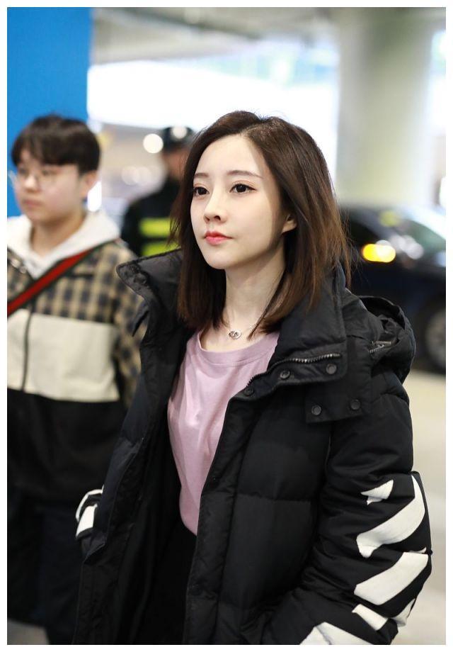 网红冯提莫嘟嘴卖萌表情包抖不停，28岁开400万豪车年收入上亿元