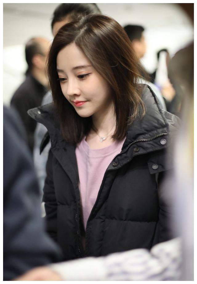 网红冯提莫嘟嘴卖萌表情包抖不停，28岁开400万豪车年收入上亿元