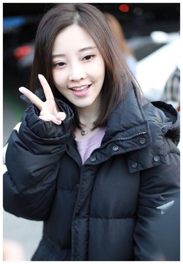 网红冯提莫嘟嘴卖萌表情包抖不停，28岁开400万豪车年收入上亿元