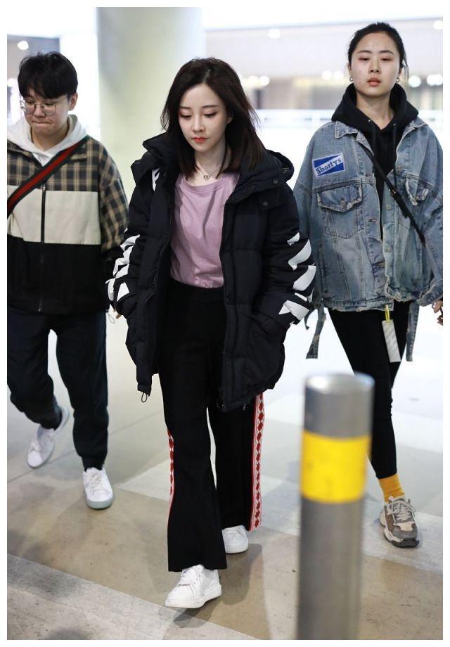 网红冯提莫嘟嘴卖萌表情包抖不停，28岁开400万豪车年收入上亿元