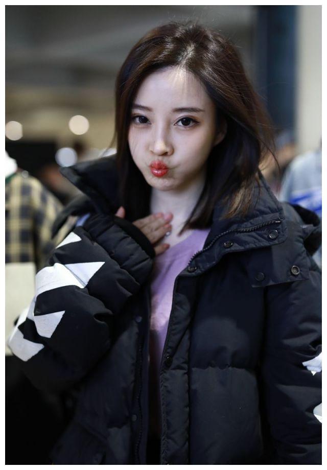 网红冯提莫嘟嘴卖萌表情包抖不停，28岁开400万豪车年收入上亿元