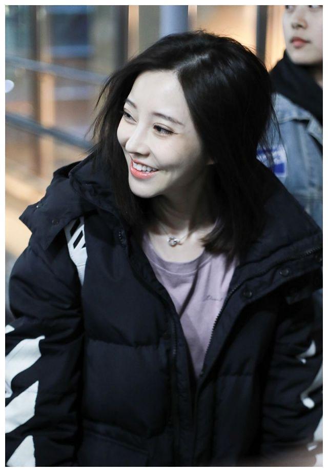 网红冯提莫嘟嘴卖萌表情包抖不停，28岁开400万豪车年收入上亿元