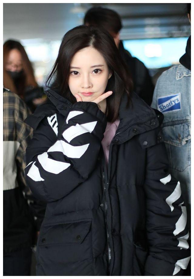 网红冯提莫嘟嘴卖萌表情包抖不停，28岁开400万豪车年收入上亿元