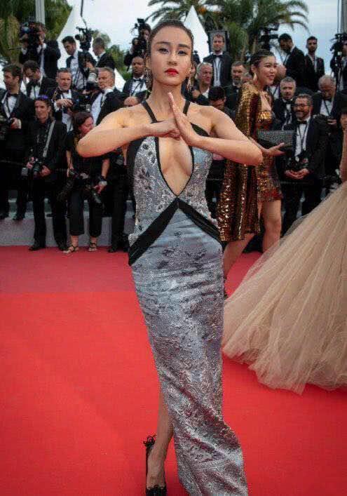 网红丢脸丢到国外,蹭戛纳红毯赖着不走,被保安驱逐装听不懂