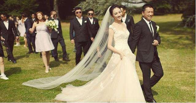 为前任流产两次遭抛弃，后嫁高干子弟被宠成宝，今44岁活得像少女