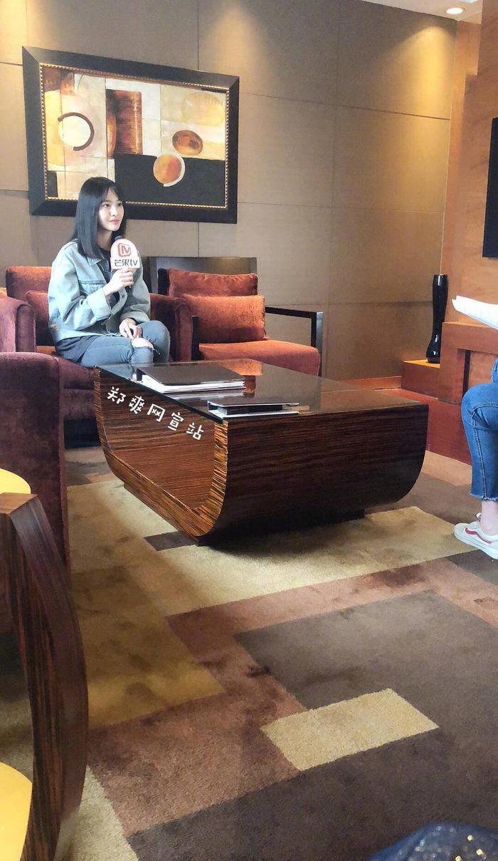 郑爽新剧《青春斗》要出山，活泼打扮个性依旧简单又朴素！