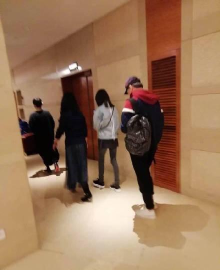 郑爽新剧《青春斗》要出山，活泼打扮个性依旧简单又朴素！