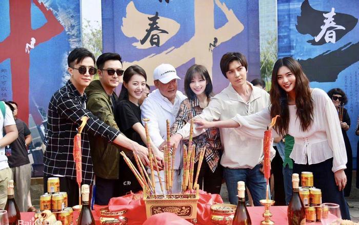 郑爽新剧《青春斗》要出山，活泼打扮个性依旧简单又朴素！