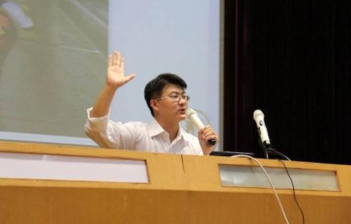 “雨伞爸爸”的照片被用到了“白酒”广告上, 伞爸怒了, 走司法