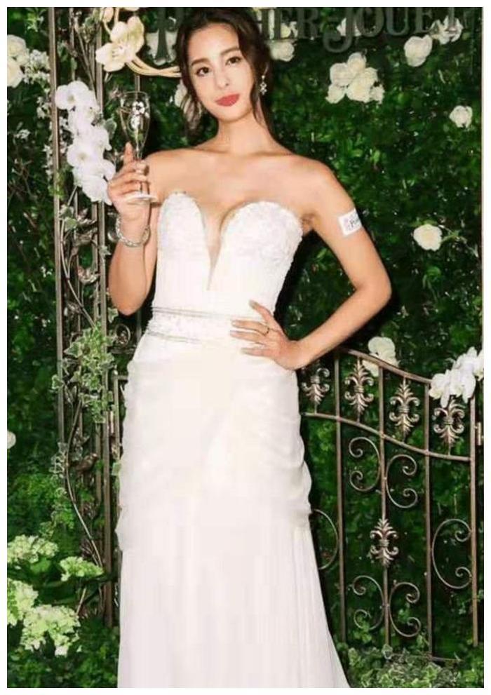 在剧中饰演52岁丁国琳女儿的她,身材被碾压?网友:压力得多大?