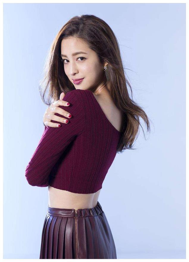 在剧中饰演52岁丁国琳女儿的她,身材被碾压?网友:压力得多大?