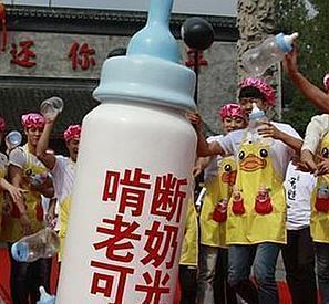 溺爱成灾：小孩7岁还吃母乳，连上学都得奶奶背，父母无奈摇头！