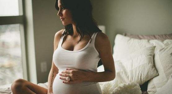 溺爱成灾：小孩7岁还吃母乳，连上学都得奶奶背，父母无奈摇头！