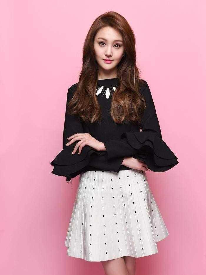 又吸烟了? 郑爽踩在马桶盖上晒自拍, 无意间发现了旁边的烟盒!