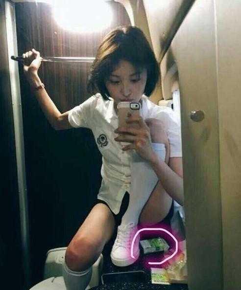 又吸烟了? 郑爽踩在马桶盖上晒自拍, 无意间发现了旁边的烟盒!