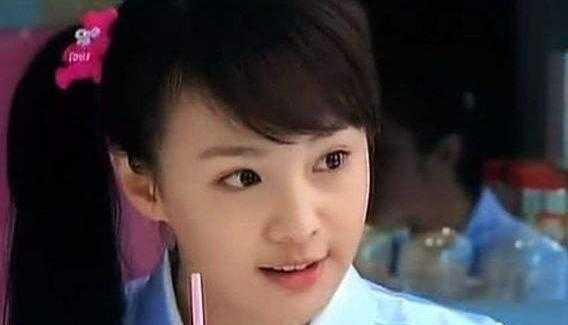 又吸烟了? 郑爽踩在马桶盖上晒自拍, 无意间发现了旁边的烟盒!