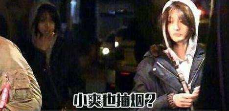 又吸烟了? 郑爽踩在马桶盖上晒自拍, 无意间发现了旁边的烟盒!