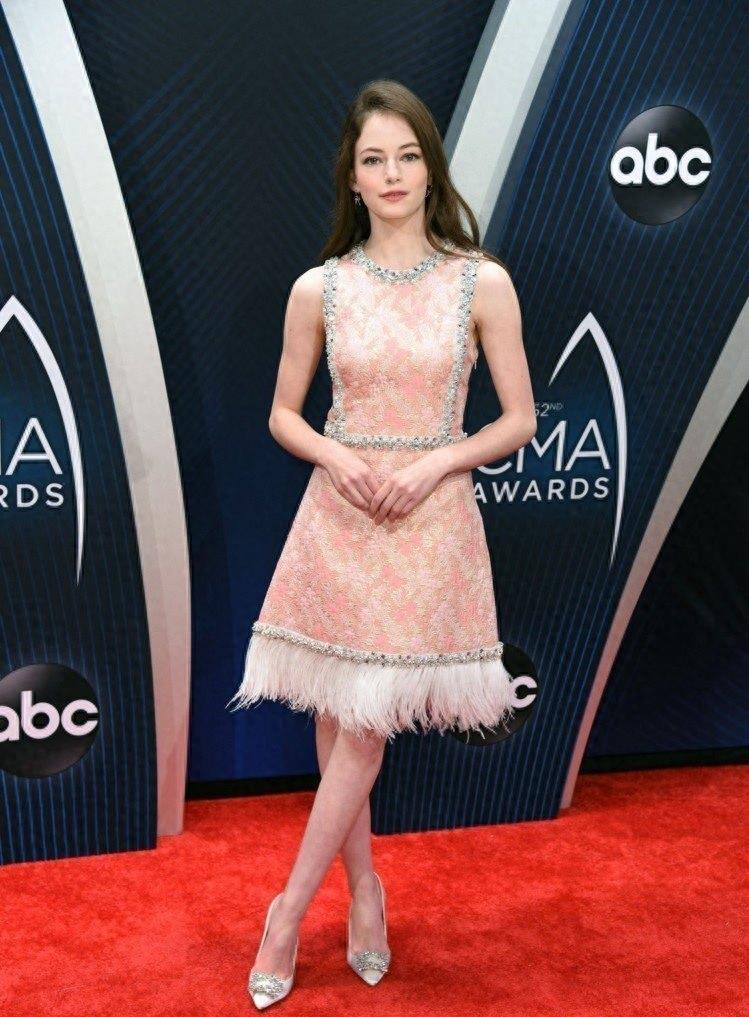 《暮光之城》中小女孩蕾妮斯梅长大了,一甩甜美小公主的形象!