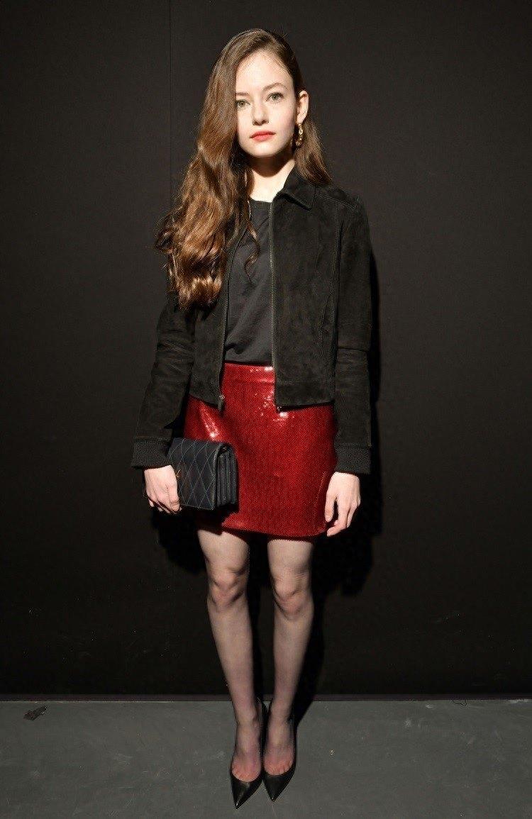 《暮光之城》中小女孩蕾妮斯梅长大了,一甩甜美小公主的形象!