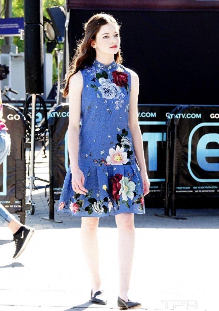 《暮光之城》中小女孩蕾妮斯梅长大了,一甩甜美小公主的形象!