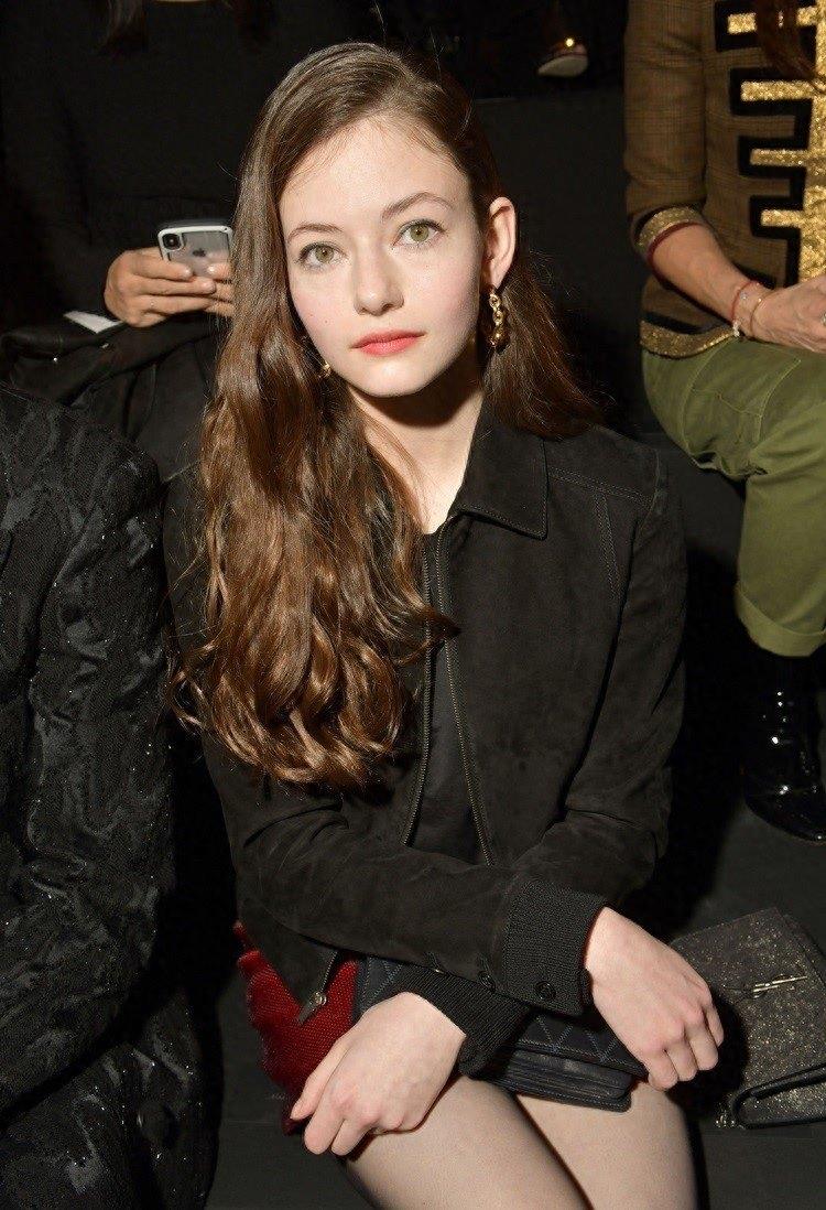 《暮光之城》中小女孩蕾妮斯梅长大了,一甩甜美小公主的形象!