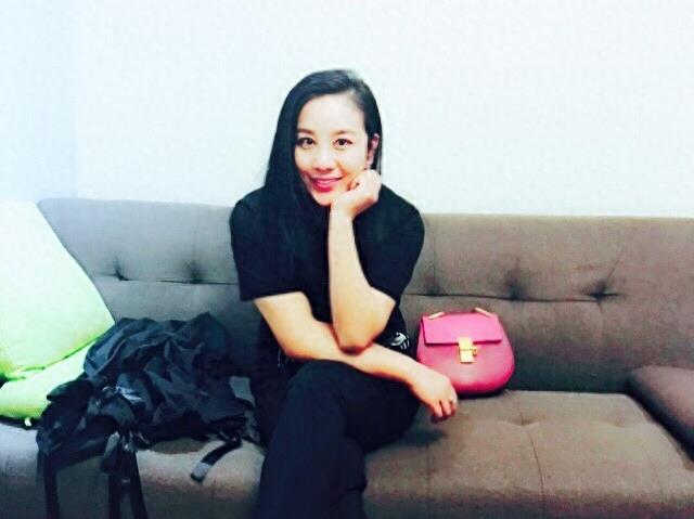 33岁张冬玲近照，素颜水嫩一身奢牌，疑与乡土民歌手隐婚多年