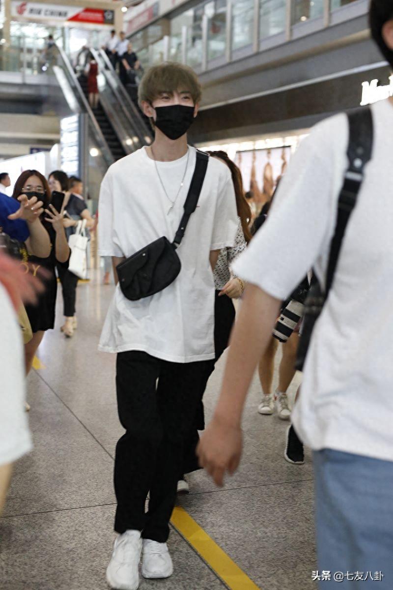 黄新淳穿白色简约风T恤挡不住帅气，口罩遮面霸气侧漏