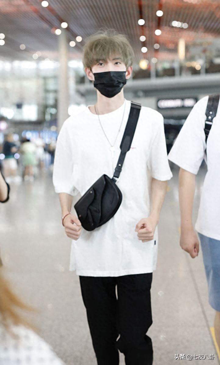 黄新淳穿白色简约风T恤挡不住帅气，口罩遮面霸气侧漏
