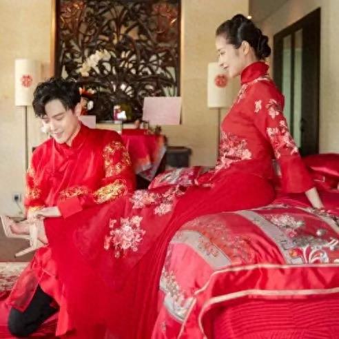 还记得陈晓掀开头纱吻陈妍希的那一幕吗？中式婚纱，了解下？