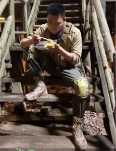 ​演员马率揭秘央视员工餐，盒子里肉菜丰富，食堂空间虽小但装修朴素