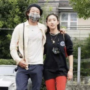 ​明星夫妻：年龄差异不阻爱情，老夫少妻的甜蜜故事