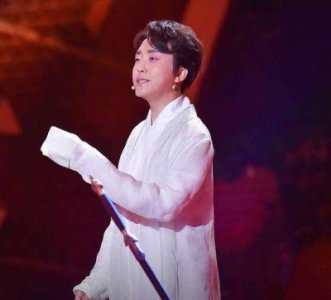 ​李玉刚最新近况：坐轮椅录节目身体欠佳，疲倦不堪露迹