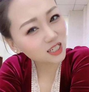 ​凭借大7岁妻子出道，成为知名主持人，红极一时却与妻子分手，转投新欢