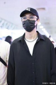 ​德云社富二代秦霄贤现身高档楼盘销售处，休闲打扮保持低调