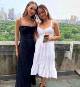 ​邓文迪庆祝18岁小女儿生日，塌鼻梁遗传自母亲，与姐姐容貌差距明显